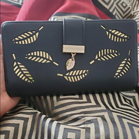 🆕 Black~ Elegant Leaf Buckle Wallet - Picture 3 of 8